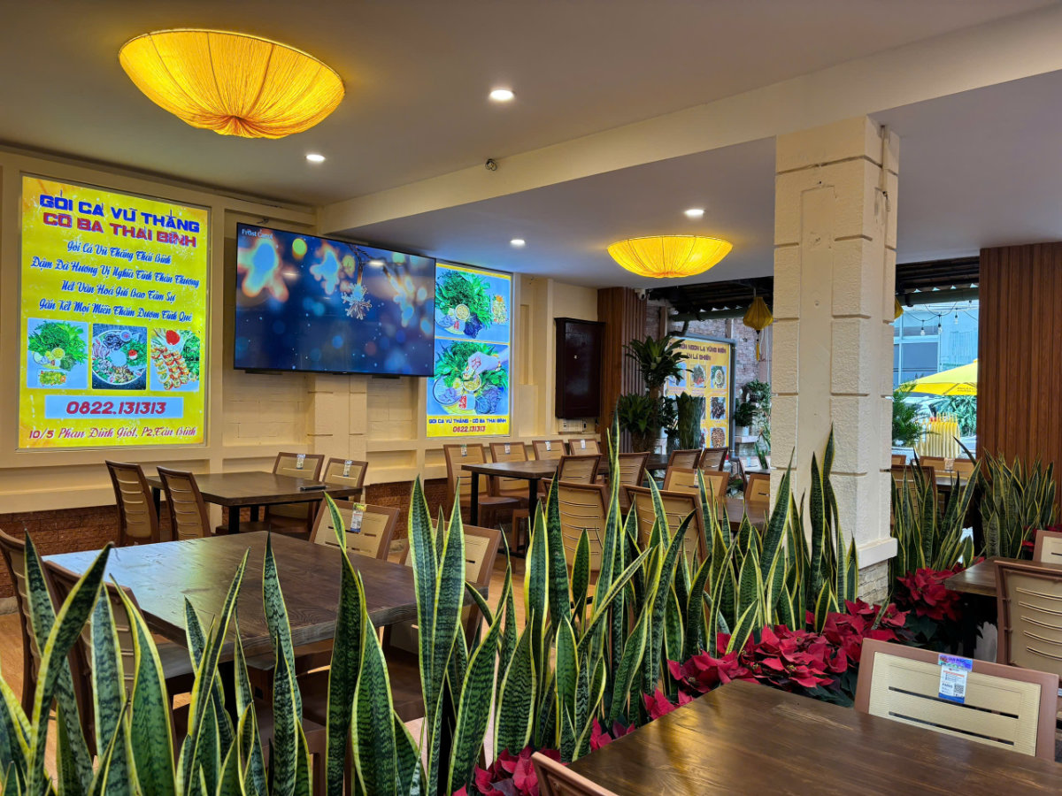 phong cảnh trong quán của gỏi cá cô ba