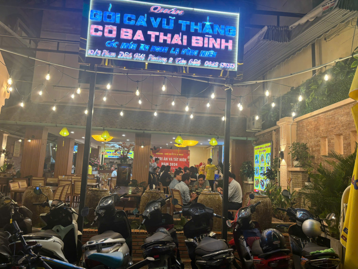 phía trước quán cô Ba