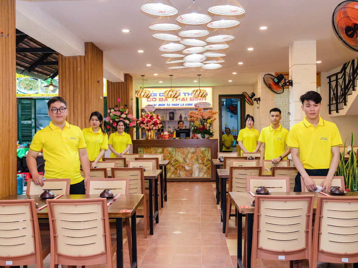 anh nhân viên quán đang chờ phục vụ